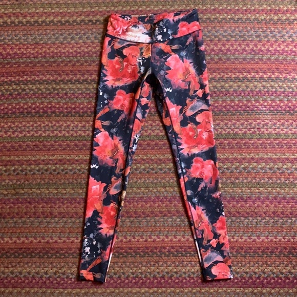RED & BLACK FLORAL KIRAGRACE YOGA LEGGINGS - Picture 1 of 4
